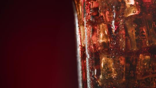 可乐和冰块产生气泡和冷凝水的特写