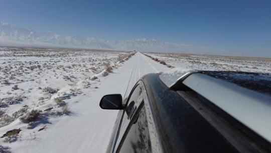 雪后越野车行驶在山脚草原道路视频素材模板下载