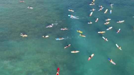航拍夏日人们在海上冲浪玩水度假