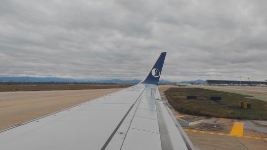 厦门高崎国际机场滑行的山东航空航班视频素材模板下载