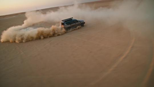 FPV航拍沙漠中行驶的越野车车技