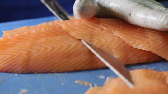 专业厨师用鱼片刀切鱼肉视频素材模板下载