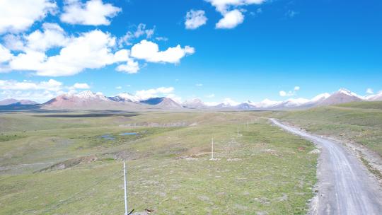 自驾西藏 航拍环绕蓝天白云草地群山 原片