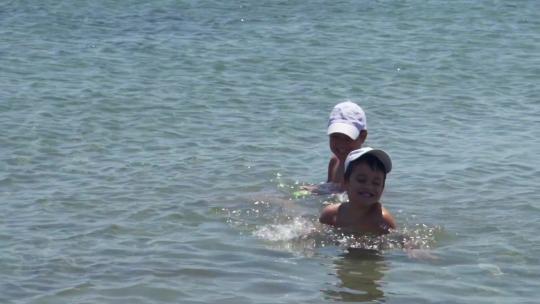 两个小孩在海里玩耍
