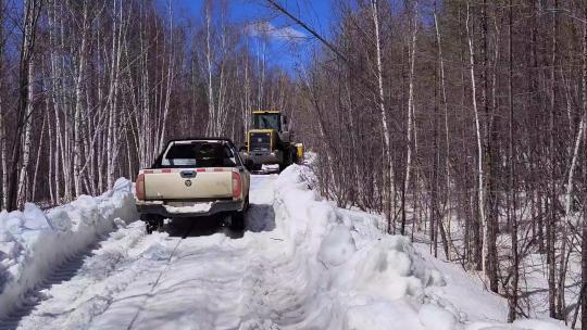 行驶在崎岖颠簸的森林雪路上