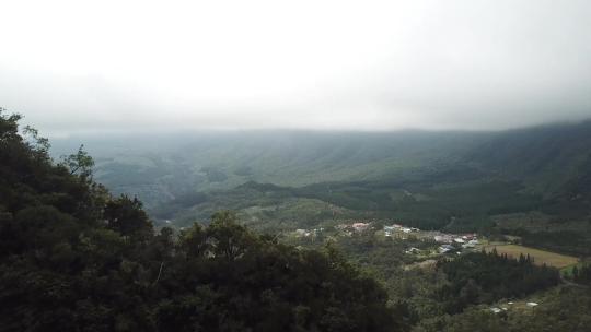 航拍山间的建筑