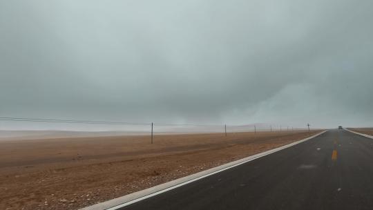 西藏旅游风光219国道车窗外雾气高原