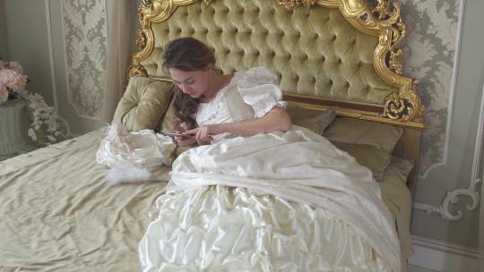 女子躺在床上玩手机