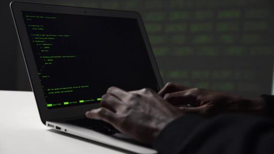 程序员黑客在电脑前写代码
