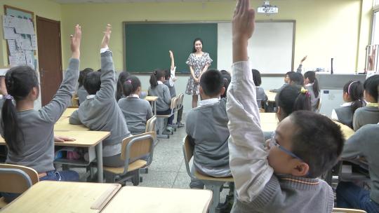 0072 小学生上课 上课举手