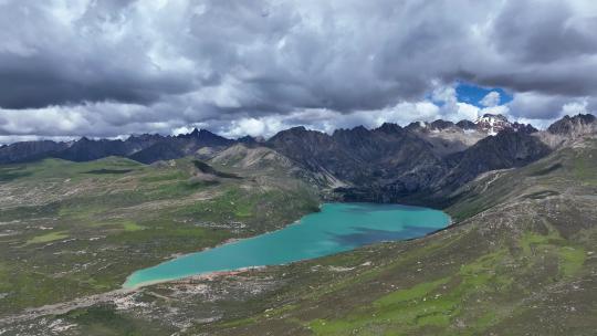 航拍四川甘孜巴塘海子山姊妹湖高原牧场风光