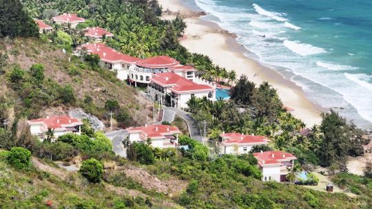 大海边的别墅建筑航拍美丽沙滩海滩风景