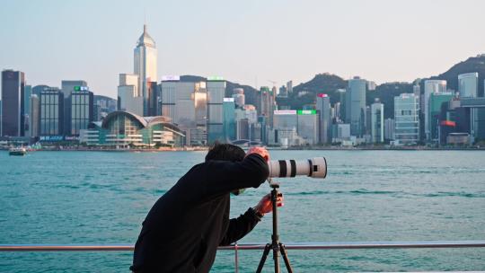 香港维多利亚港拍照的摄影师