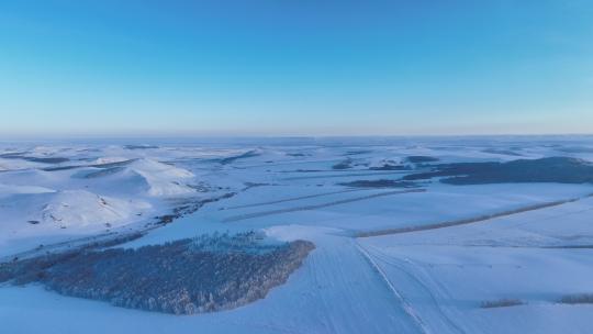 航拍冰雪覆盖的田野
