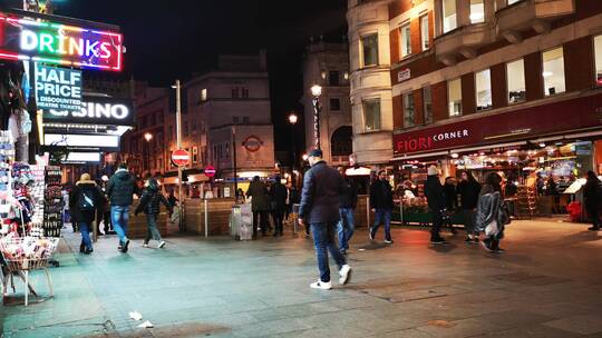 晚上在商业街上行走的人们