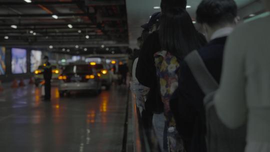 上海虹桥机场排队候出租车