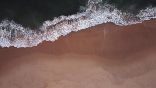 无人机拍摄海浪涌上沙滩视频素材模板下载