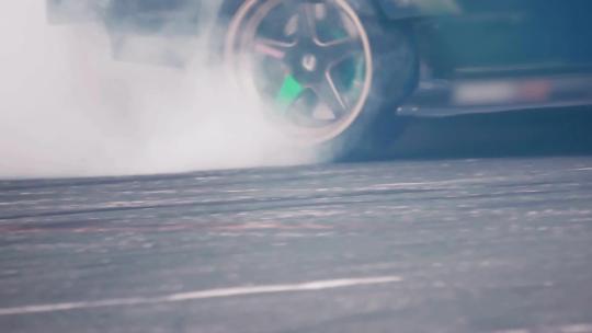 汽车在赛道上漂移轮胎摩擦地面产生烟雾