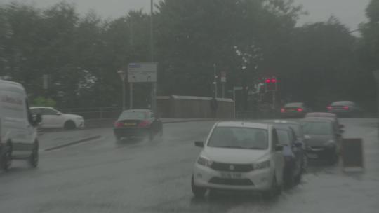 M1雨中城市街景 雨中车流视频素材模板下载