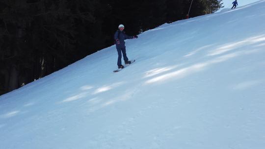 在雪山滑雪的人视频素材模板下载