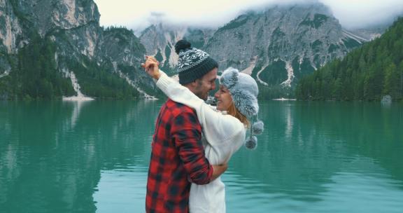 情侣在湖泊上亲吻