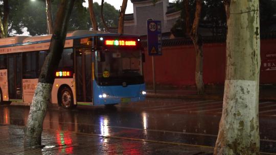 4K暴雨天气城市穿梭的公交车街景意境实拍