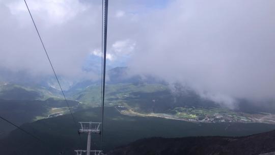 云南丽江玉龙雪山索道空中风景