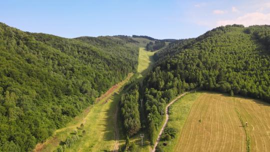 斯洛伐克克罗姆帕奇镇滑雪胜地普莱西的鸟瞰图