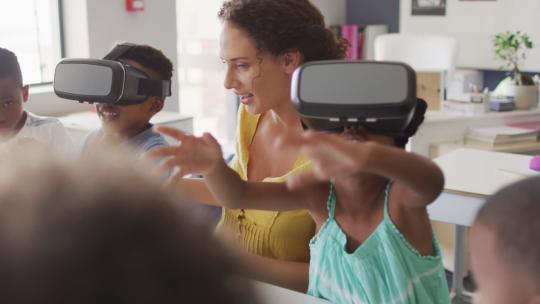 女老师和学生戴着虚拟现实耳机