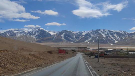 西藏那曲申扎县甲岗雪山下的公路
