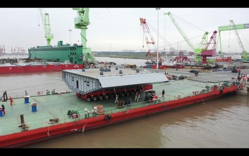 南通长江水上大型钢结构桥梁运输装船作业