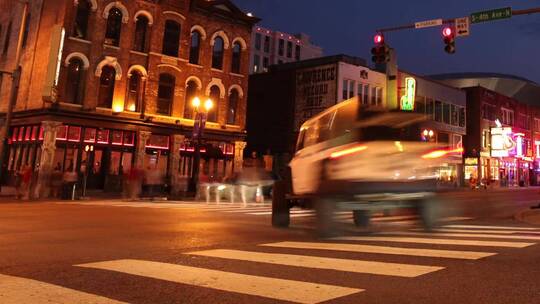 繁忙街道的夜晚镜头