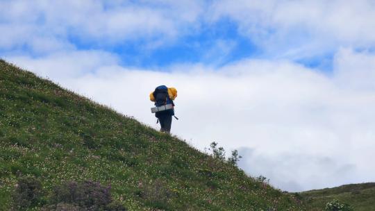 四川阿坝雅克夏国家森林公园的徒步旅行者