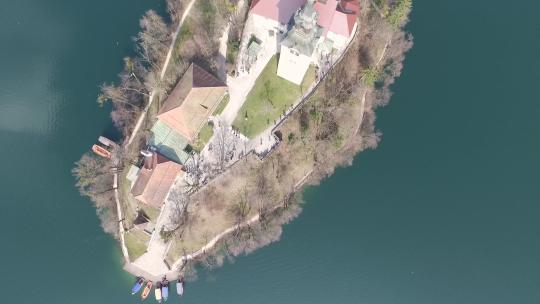 湖中间有一座小教堂的岛屿鸟瞰图