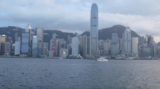 香港维多利亚港日落前的城市风光