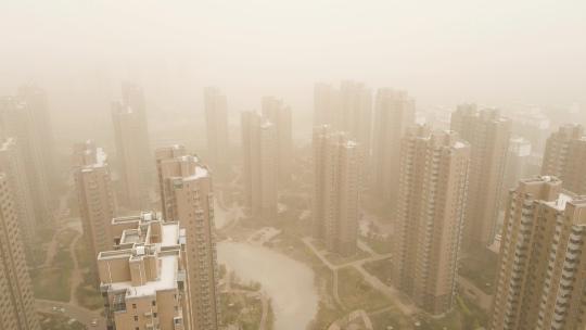 沙尘暴来袭城市建筑住宅区黄沙弥漫视频素材模板下载