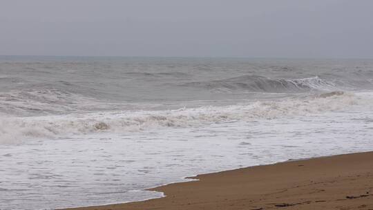 大浪涌向海岸