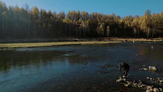 清晨航拍，摄影师拍摄原始森林河流的镜头