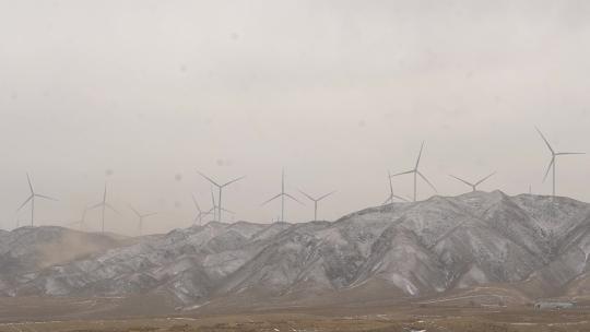 雪山山顶转动的风力发电机