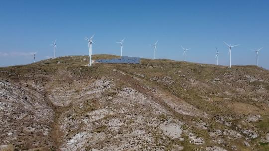 山丘上的风力发电