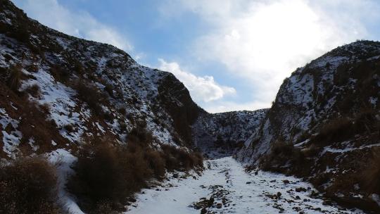 冬季深山峡谷穿越行车记录视频素材模板下载