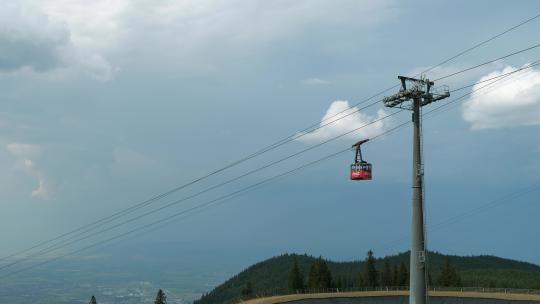 山里缆车的景色可口可乐小屋。在山里爬到山顶。