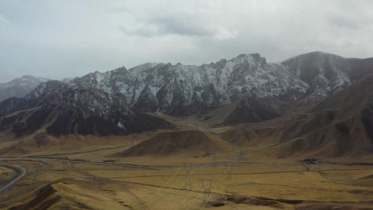 4K航拍青海壮阔的高海拔地区高山山顶飘雪