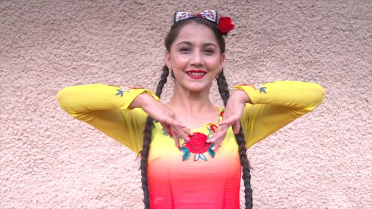 新疆喀什古镇下的女孩载歌载舞