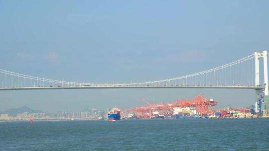 福建厦门港通过海沧大桥的集装箱货轮