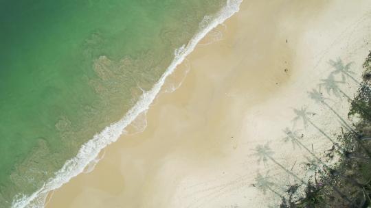 海浪拍打礁石大海浪花礁石