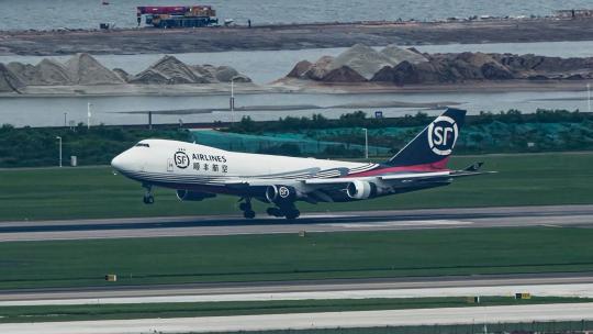 顺丰波音747货机在深圳机场降落和滑行
