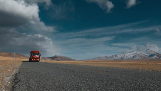 西藏旅游风光乌云笼罩219国道货运卡车