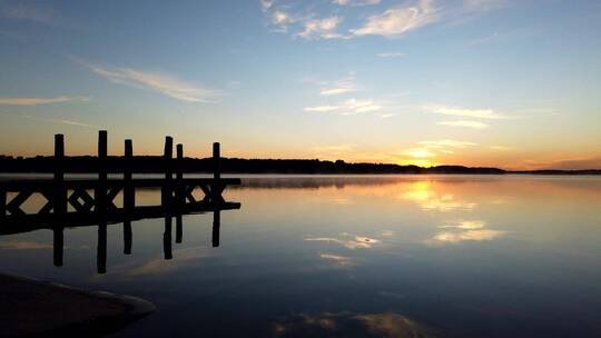 太阳升起时平静的湖面