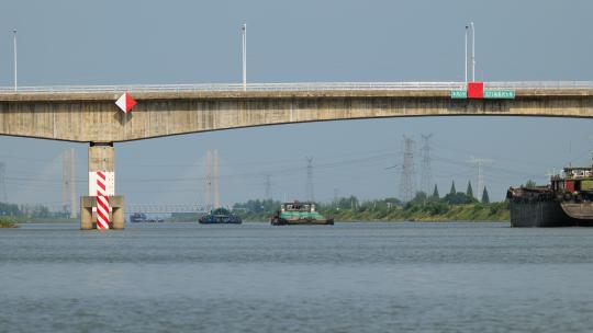 货船邮轮航行在河道河流上实拍空镜